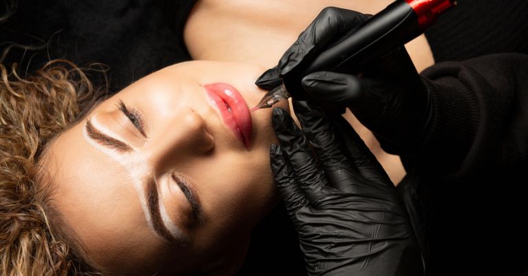 Az ajaktetoválás szakértője: Jóni Renáta