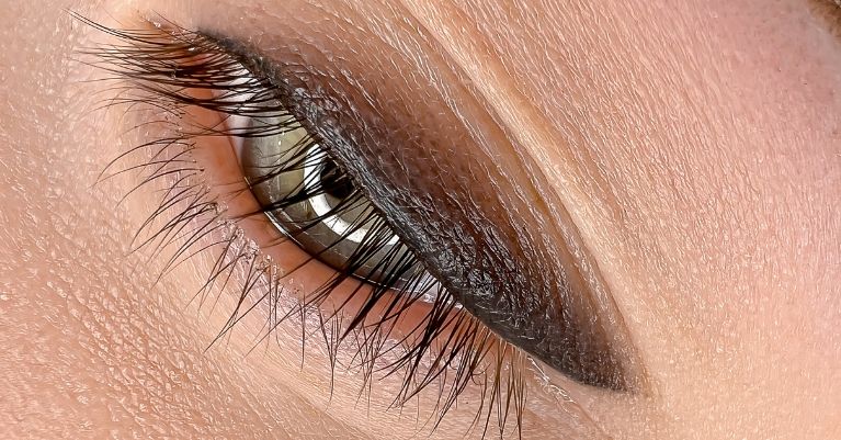 Az első és talán legfontosabb előnye a tartósság. A szemhéjtetoválásnak köszönhetően nem kell többé naponta harcolnunk a tökéletes sminkért.